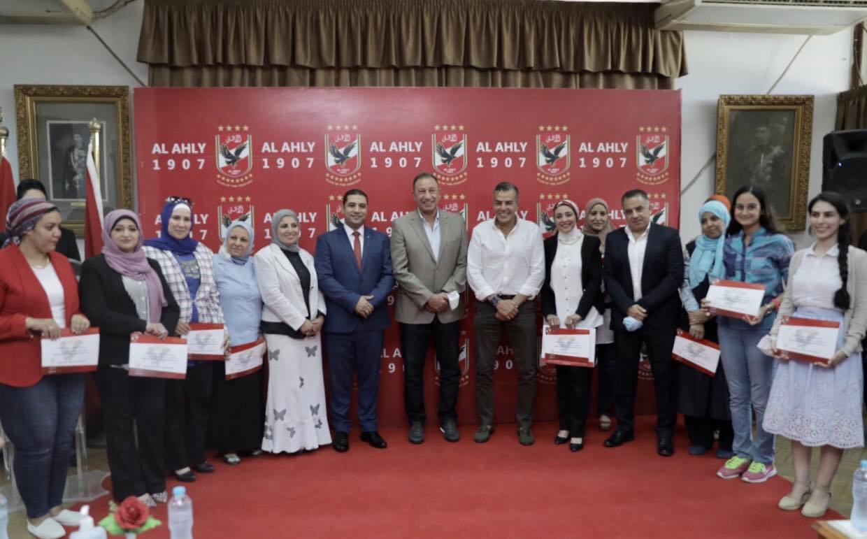 الخطيب يُسلِّم شهادات المرحلة الأولى من مبادرة «تعليم الكبار»