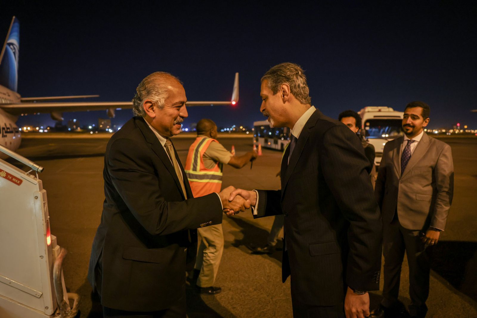 دوري أبطال إفريقيا| السفير المصري يستقبل بعثة الأهلي في مطار الخرطوم