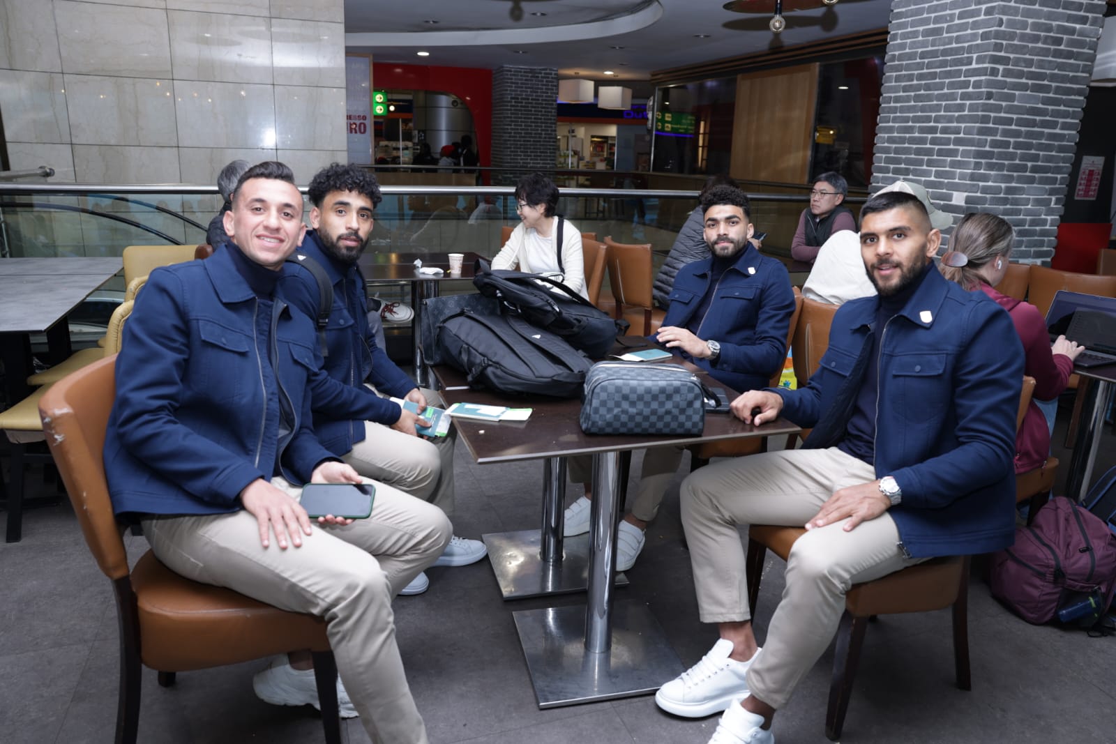 بعثة الفريق في المطار