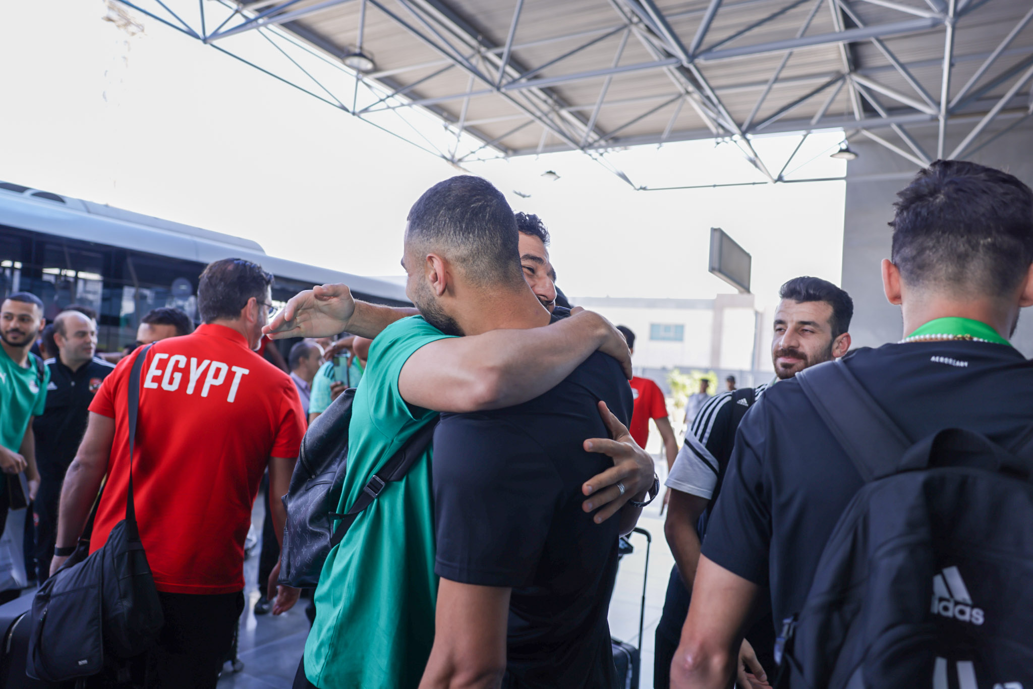 لاعبو الأهلي ومنتخب مصر في مطار القاهرة