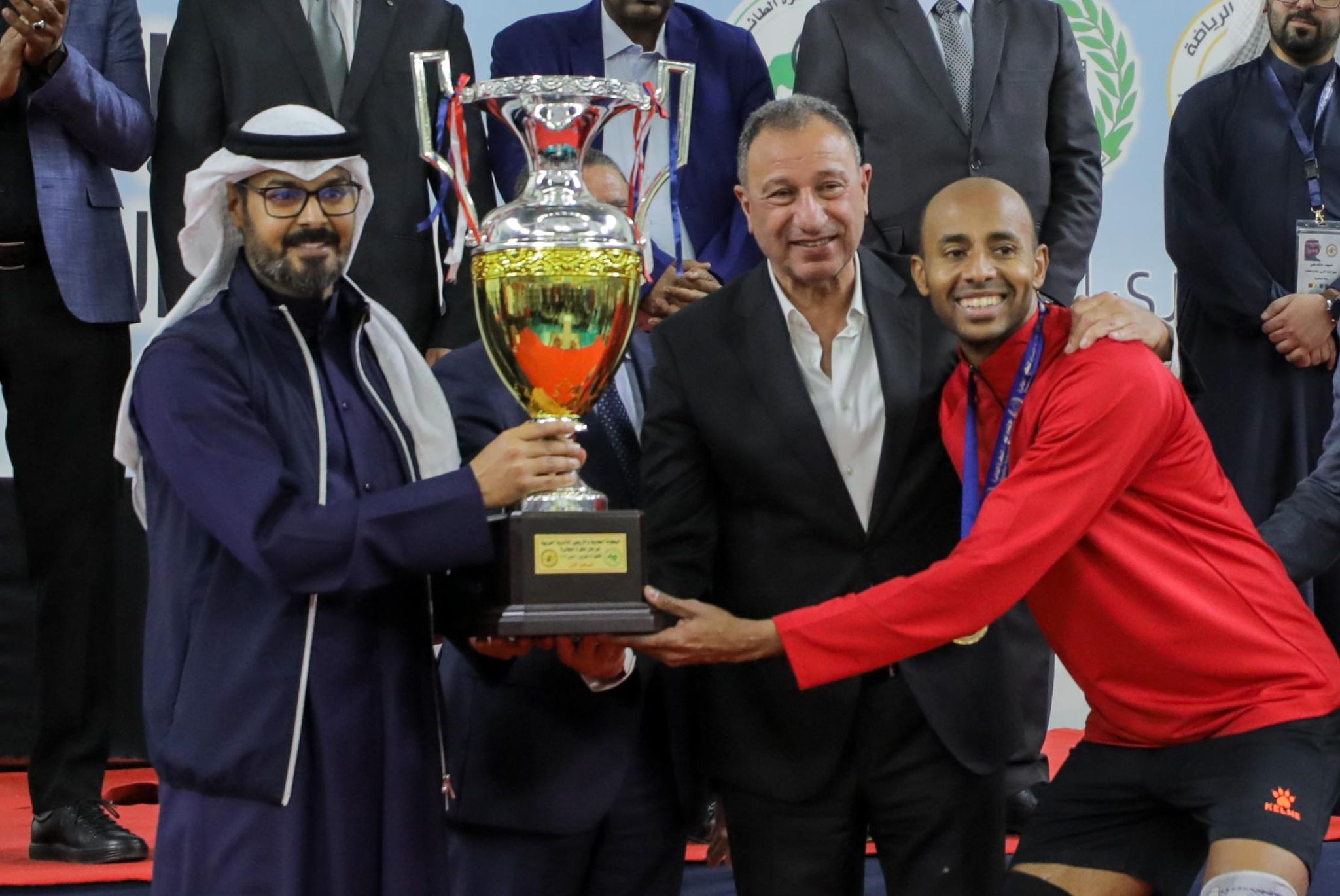 الخطيب يهنئ لاعبي «طائرة الأهلي» وجهازهم الفني بالبطولة العربية.. ويطالبهم بالمزيد لإسعاد جماهيرهم