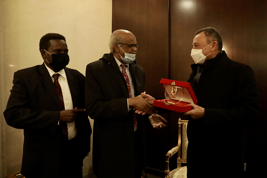 الخطيب يتبادل الدروع مع السفير السوداني بالقاهرة ونائب رئيس المريخ